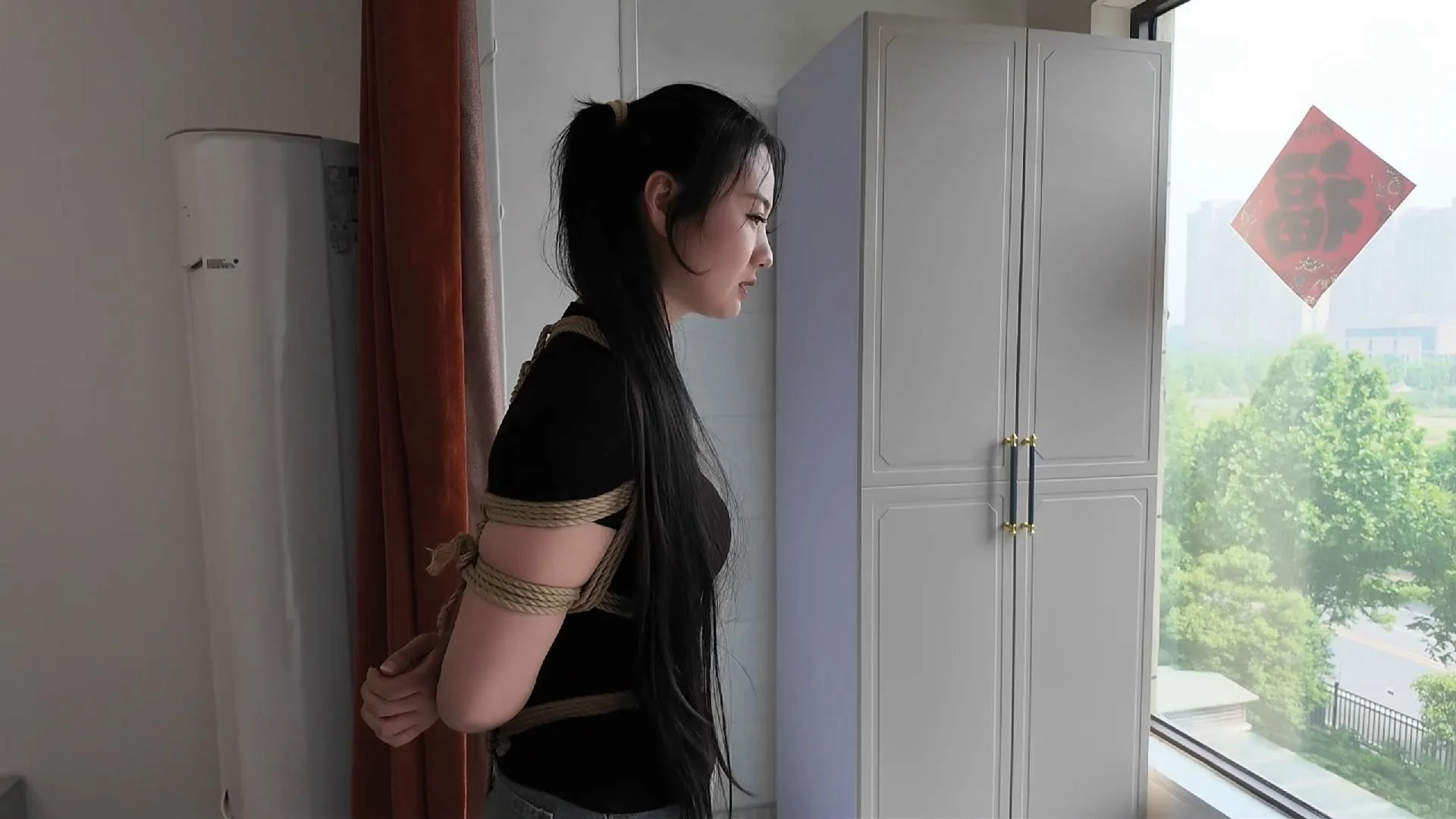 李大侠原创 紫涵主演 奇妙的一天 美女紫涵参观体验绳室+M腿羞耻喂食+驷马紧缚挠痒+口球拘束-4