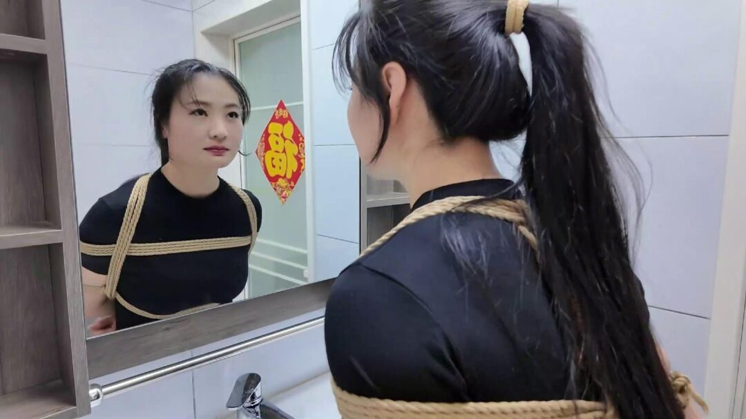 李大侠原创 紫涵主演 奇妙的一天 美女紫涵参观体验绳室+M腿羞耻喂食+驷马紧缚挠痒+口球拘束-3