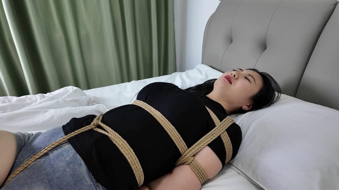 李大侠原创 紫涵主演 奇妙的一天 美女紫涵参观体验绳室+M腿羞耻喂食+驷马紧缚挠痒+口球拘束-2