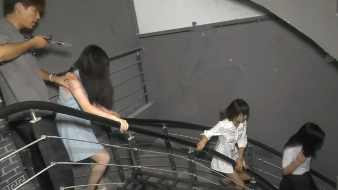 定拍转公映《踏青惊魂记》 三名女大学在野外踏青 地牢折磨-6