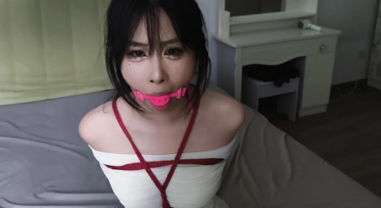 【禾一原创】（私人订制）《入室虐缚》直臂紧缚 原味堵嘴 清纯甜妹下班累的在沙发上睡着 殊不知隔壁弟弟早就在卧室潜伏-7