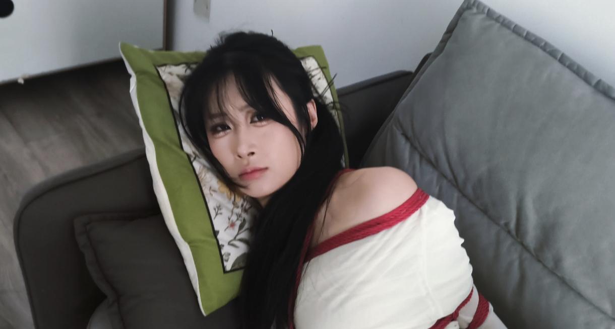【禾一原创】（私人订制）《入室虐缚》直臂紧缚 原味堵嘴 清纯甜妹下班累的在沙发上睡着 殊不知隔壁弟弟早就在卧室潜伏-4