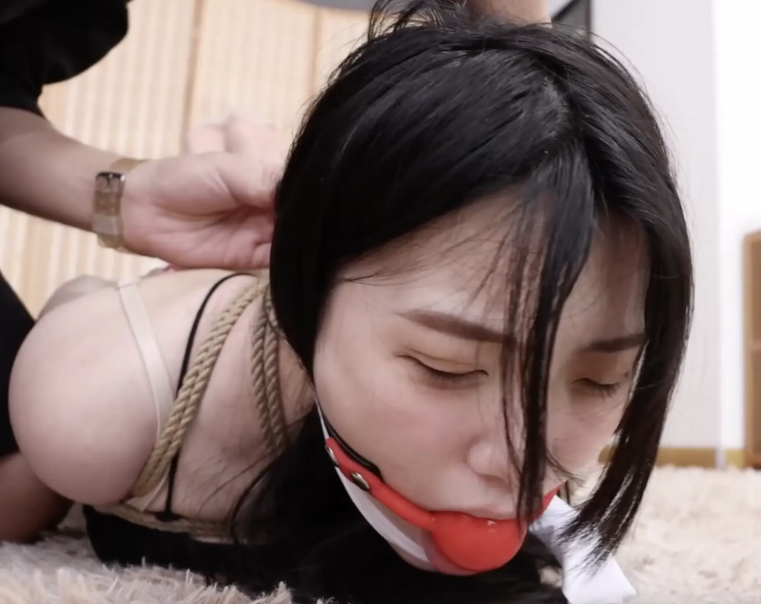 【Jim+得意客精拍】《变节特工-初雪版》吊带背心牛仔短裙马丁靴肉丝+白袜 陷落女特工的无效抵抗与绝命挣扎！-3