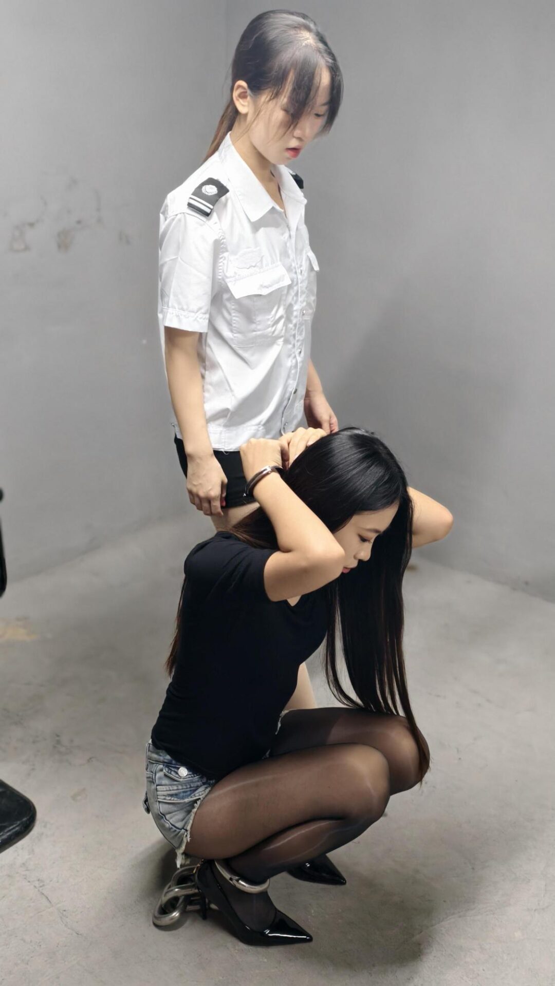 【编号她工作室】自作自受（瑶瑶-念一） 大家好，本剧是模特瑶瑶饰演林伊 林嘉饰演女井队长，念一-16