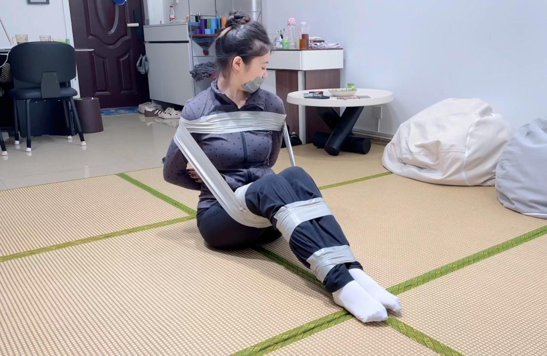 【缚艺录】【小樱】白袜驷马胶带捆绑+严实的封嘴-3