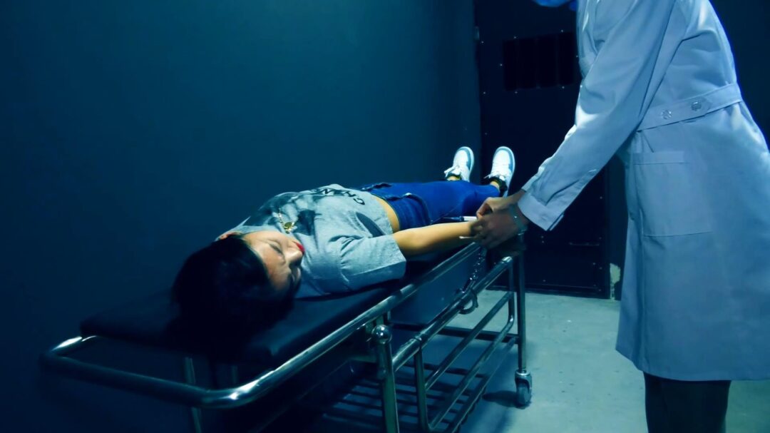 定拍转公映《空中囚徒之空姐末路 》下集 被判死刑后两人在牢中被强制劳动最后注射死刑走向末路-6