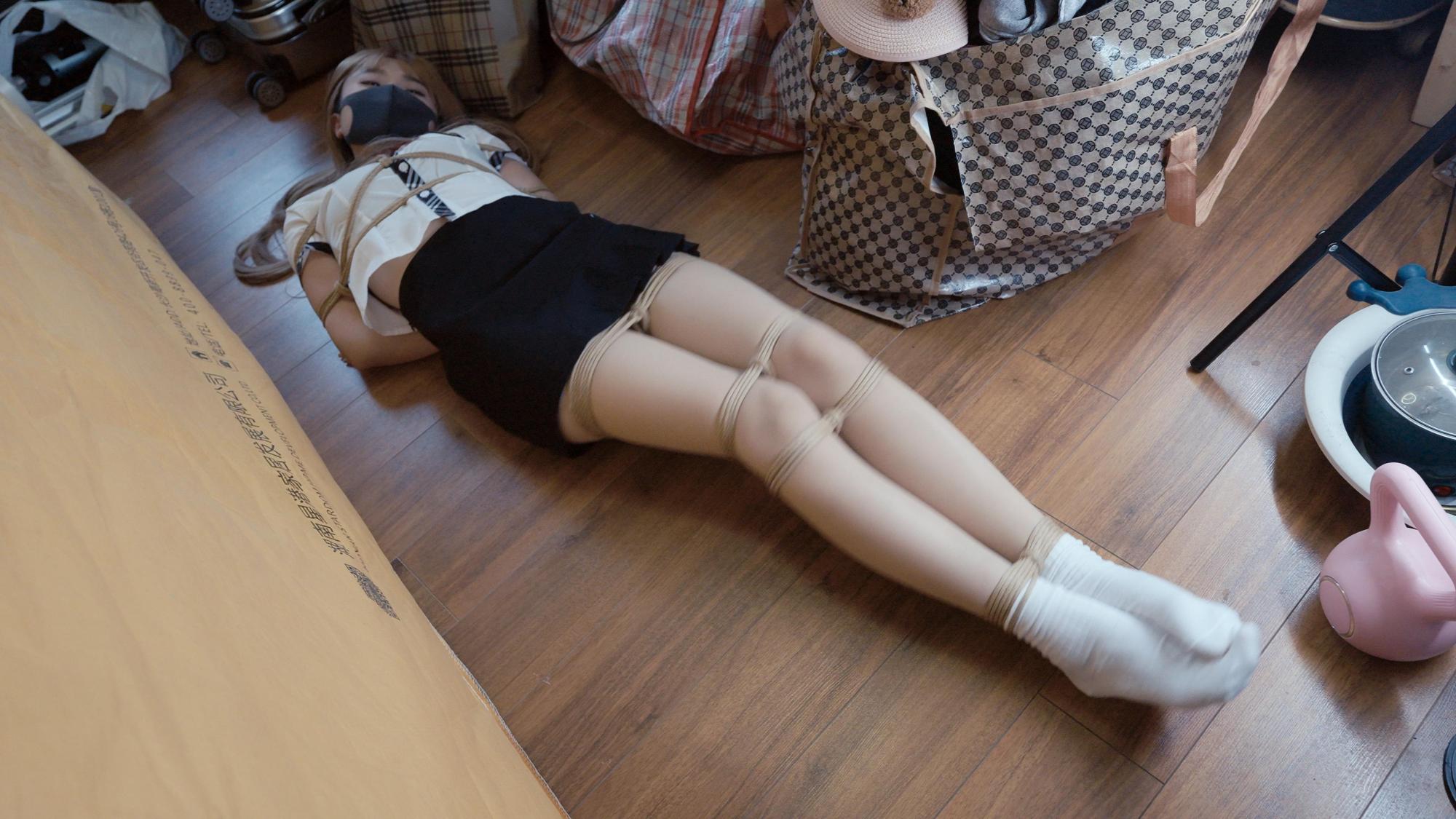 【悠米】《校园章之叛逆少女》叛逆少女脱衣威胁老师反被设计迷晕后被关在杂物间，全身被绑住，后又被吊绑罚站在学校的天台上，玩具固定，各种刺激……-2