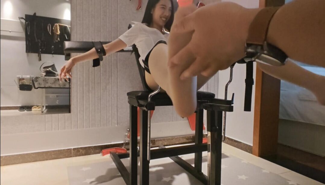小雪OL制服被挠黑丝肉丝脚底-4