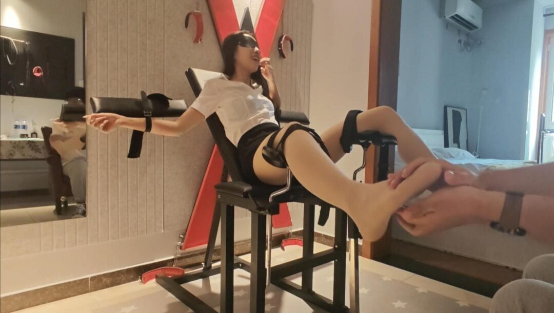 小雪OL制服被挠黑丝肉丝脚底-3