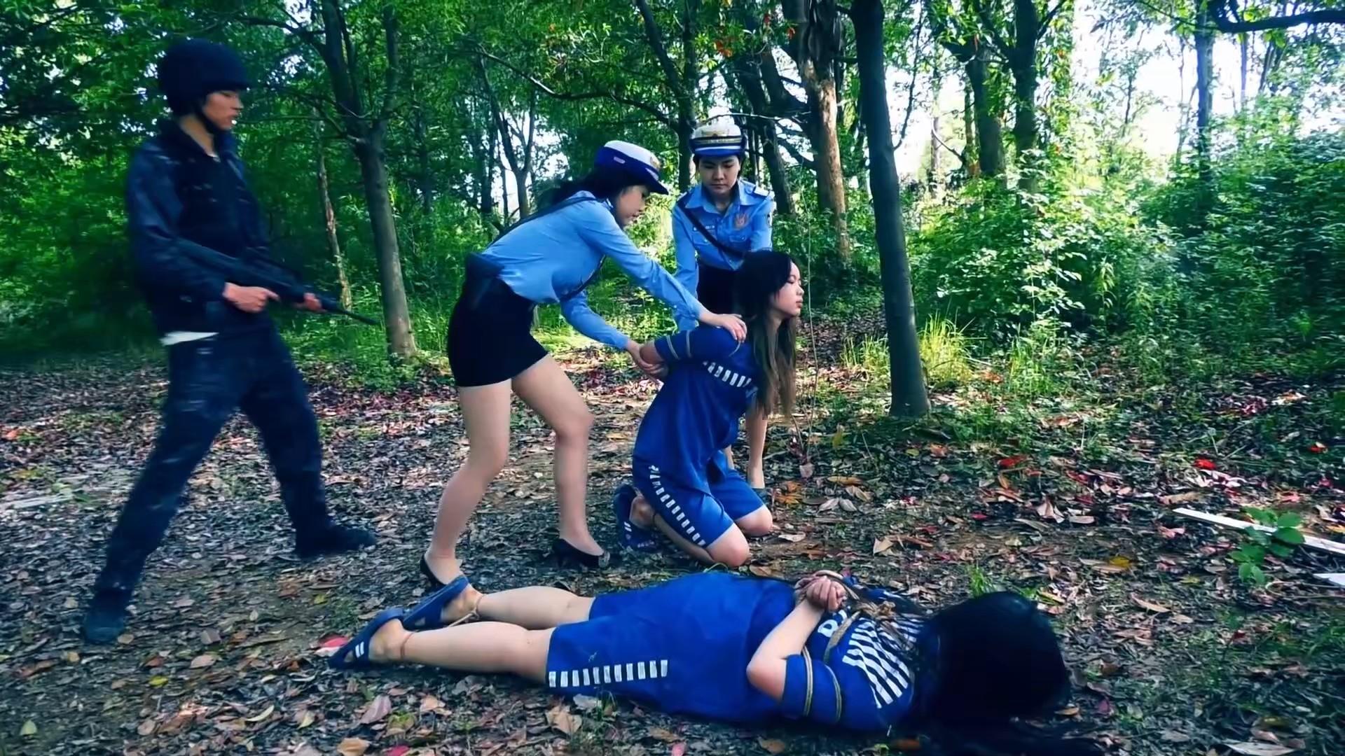定拍转公映《毒网之下，无归之路》 女贩夏晚被捕后在弟弟的劝说下将女枭李娜缉捕归案后两人被判死刑野外执行枪决-8
