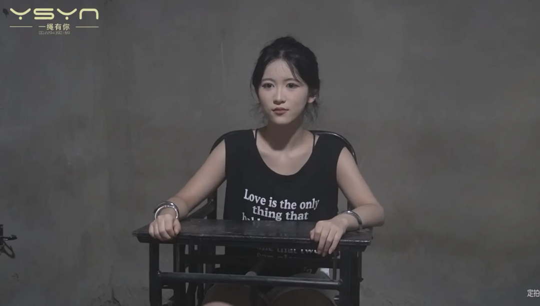 【烟引镣刑】颜值高不高大家挑一挑两个女犯因其中一个偷偷在牢房吸烟被惩罚-5