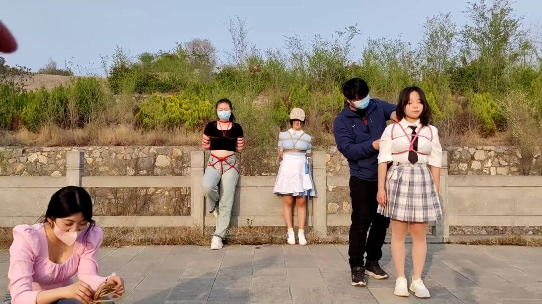 四个女孩山顶捆绑玩耍-3