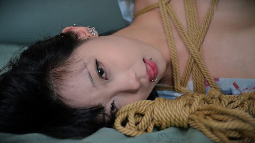 丽柜美束 裸女的真空缚宴-4