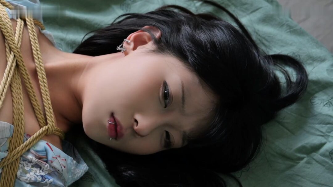 丽柜美束 裸女的真空缚宴-2