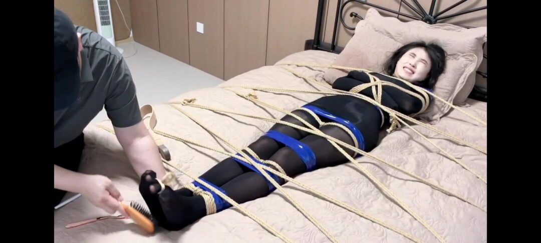 【云雀订拍】变成人彘的蜡像女超人 全集 模特七七 M腿缚 真实电击 油亮黑丝 丝袜全包头 疯狂挠脚心 原味丝袜 定身折磨 鞭打屁股全身紧缚 脚趾缚 电击贴片剧情丰富-4