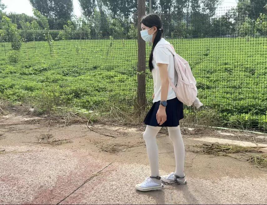 18岁JK白丝脚镣女高的户外两公里镣铐徒步-8