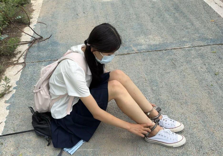 18岁JK白丝脚镣女高的户外两公里镣铐徒步-7