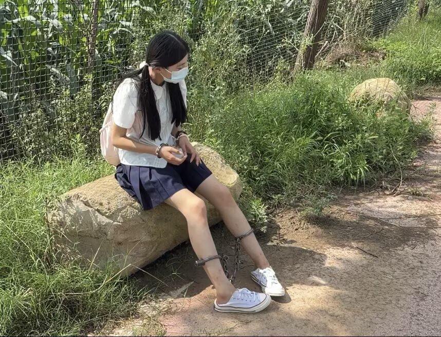 18岁JK白丝脚镣女高的户外两公里镣铐徒步-6