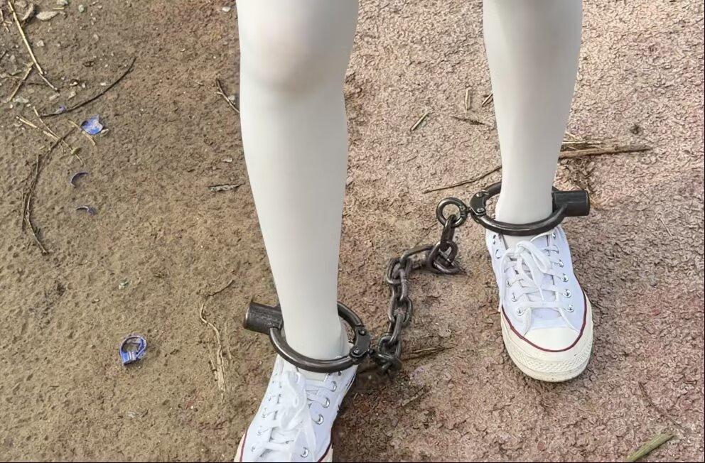 18岁JK白丝脚镣女高的户外两公里镣铐徒步-5