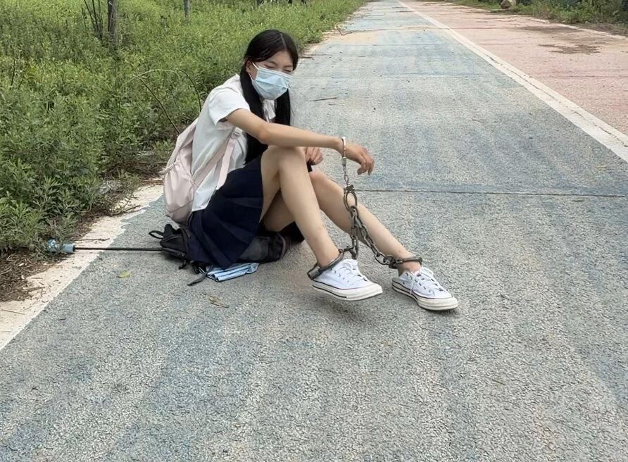 18岁JK白丝脚镣女高的户外两公里镣铐徒步-4