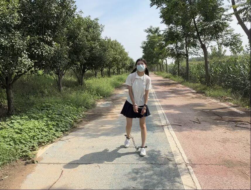 18岁JK白丝脚镣女高的户外两公里镣铐徒步-3