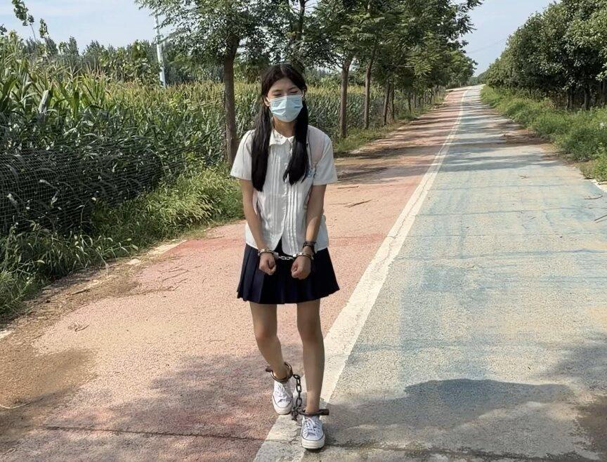 18岁JK白丝脚镣女高的户外两公里镣铐徒步-2