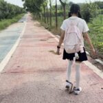 18岁JK白丝脚镣女高的户外两公里镣铐徒步