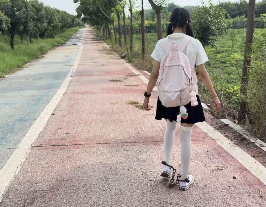18岁JK白丝脚镣女高的户外两公里镣铐徒步-1