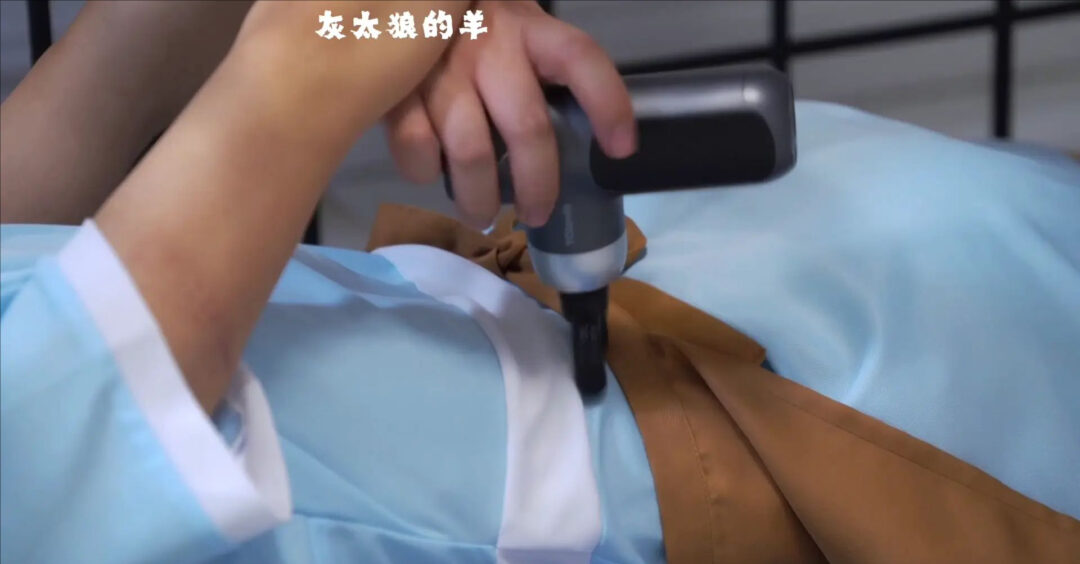 【灰太狼的羊】“大”字形态木板放置罚站，好利来女仆双腿发酸发抖，站立不稳，金属架强制拘束，再用各种道具挠痒痒，累到软瘫在地-4