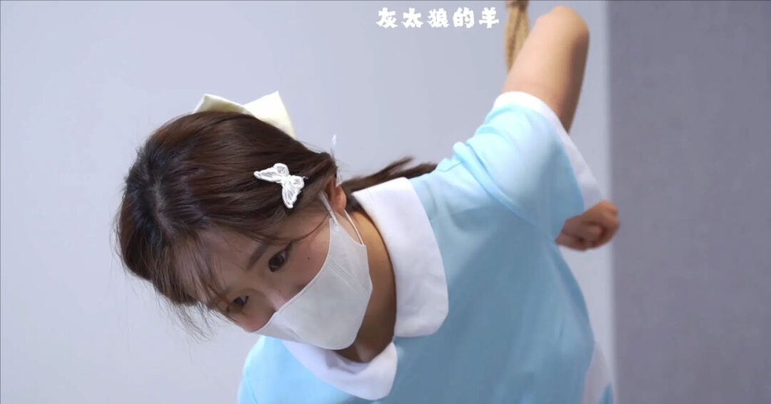 【灰太狼的羊】“大”字形态木板放置罚站，好利来女仆双腿发酸发抖，站立不稳，金属架强制拘束，再用各种道具挠痒痒，累到软瘫在地-2