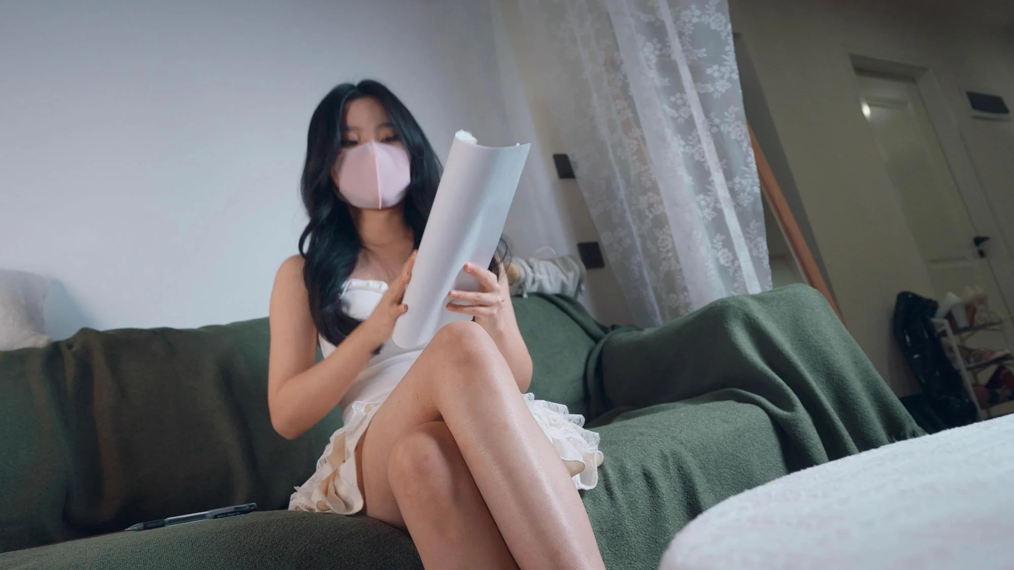 《OL的游戏3》 辅导完下属工作后，换上情趣旗袍，谁知道这小子又折返回来，我的秘密被他发现了，他把我捂晕，身体+股绳绑好，鞭子抽打，我绝望哭泣，谁知道他更变本加厉……-2