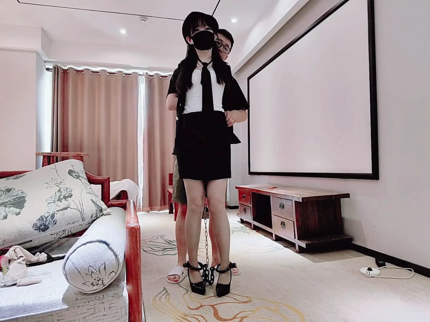 被坏人俘虏RL的可爱女搜查官，可爱的小面包J服带镣展示，屈辱RL-8