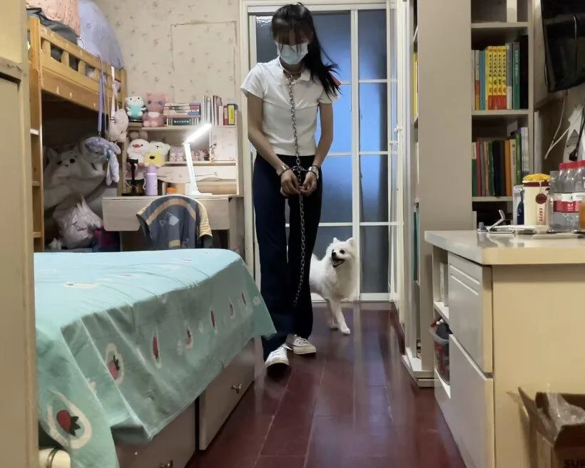 18岁女高的户外连体镣铐体验-白丝-白一带布鞋-2