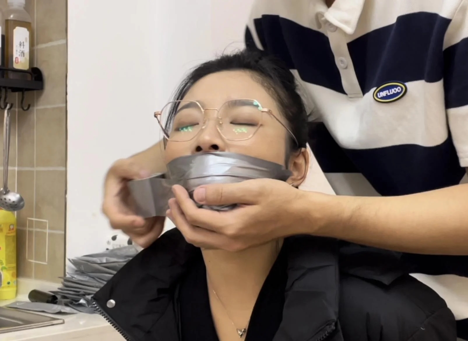 【小橙定拍】胶带羽绒服下的，捆绑与封嘴，小橙不错的挣扎度，依旧稳定发挥~-10