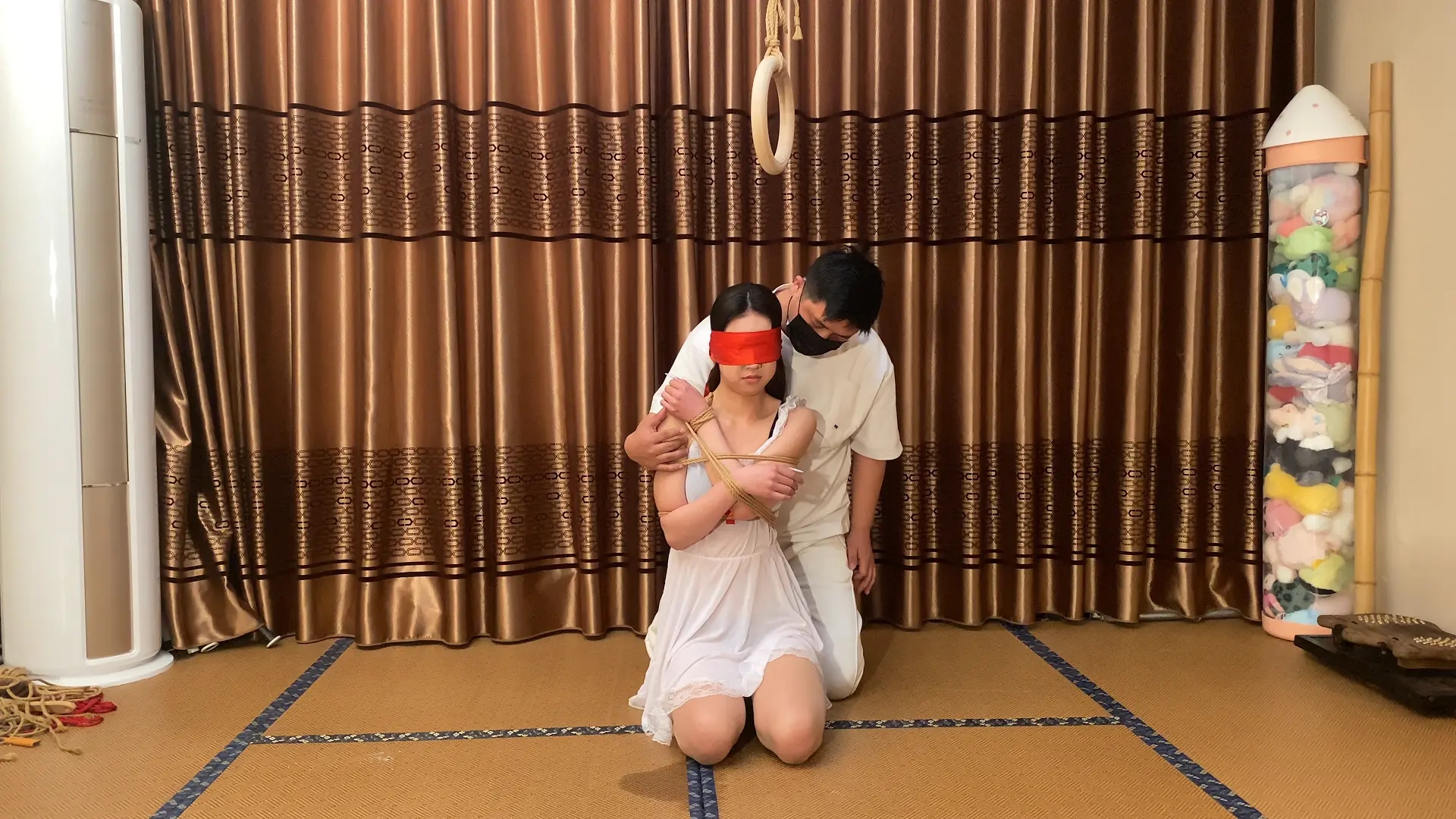 小护士 情趣黑色蕾丝内裤 调情 反差 股绳拉紧发出叫声-2