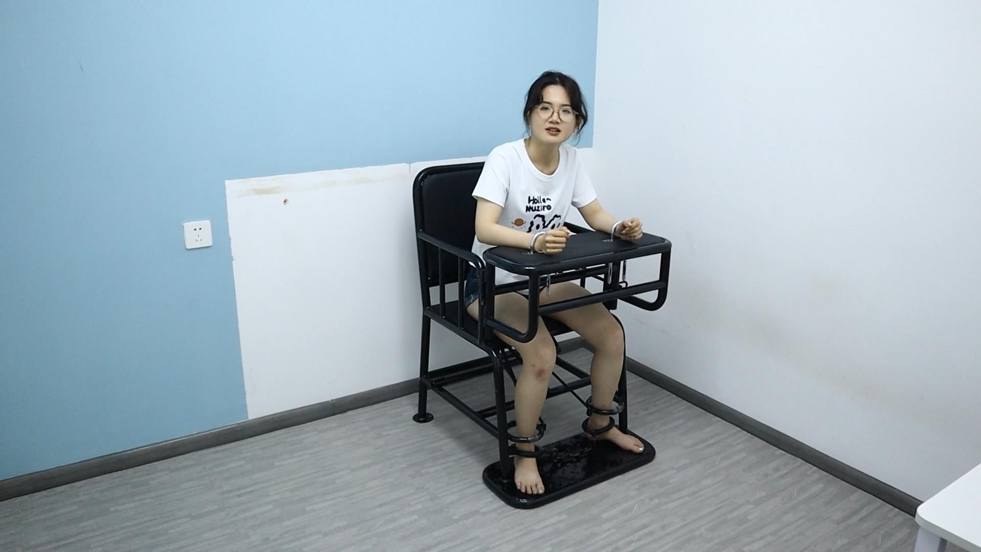 萌妹子汤圆贩毒被捕 企图越狱被发现 直接处决 小羽毛挠脚挠全身TK 手铐脚铐脚趾铐-11
