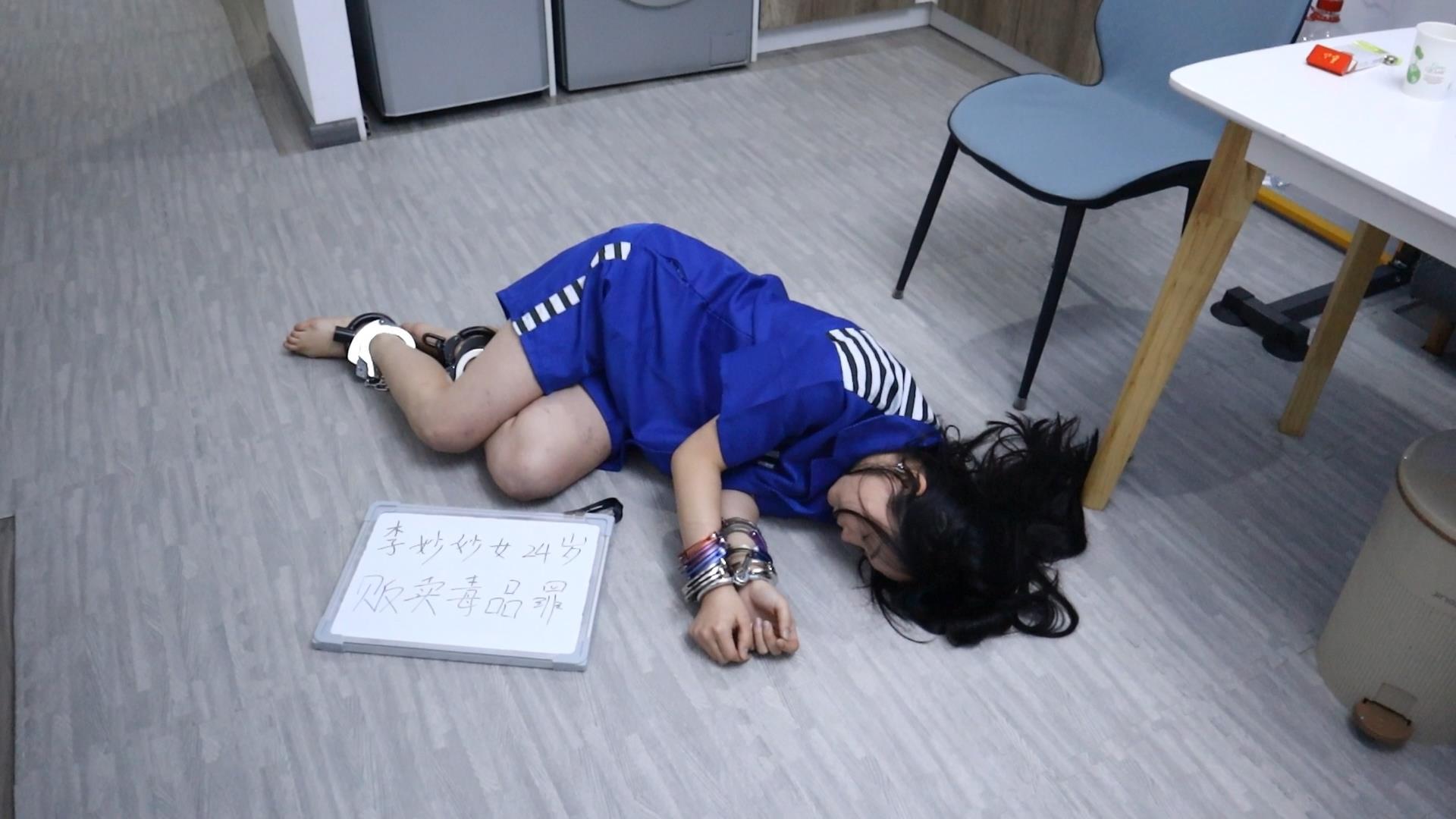 女主播亚楠被捕 审讯审判处决 挠脚挠全身TK 手铐脚铐脚趾铐-7