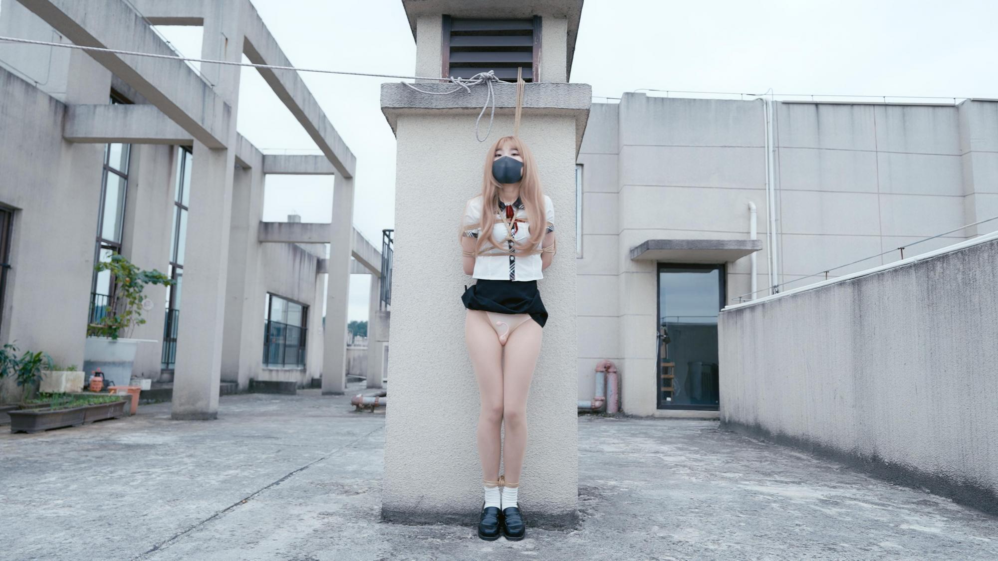 【悠米】《校园章之叛逆少女》叛逆少女脱衣威胁老师反被设计迷晕后被关在杂物间，全身被绑住，后又被吊绑罚站在学校的天台上，玩具固定，各种刺激……-1