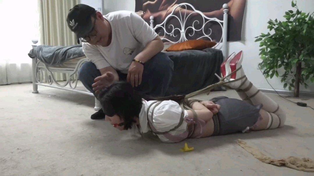 美女家教的噩梦第二部 逃跑未遂惨遭驷马捆绑。 口球，超紧白丝捆绑，口水不断，绝望挣扎-3