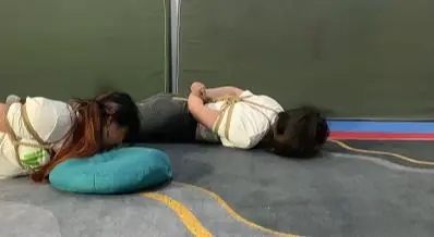 小妹妹见网友找姐姐玩耍，被绑后玩起了羞羞的东西，突然之间出现了一个人，她以为是救她的神，没想到。-4