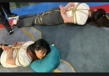 小妹妹见网友找姐姐玩耍，被绑后玩起了羞羞的东西，突然之间出现了一个人，她以为是救她的神，没想到。-2