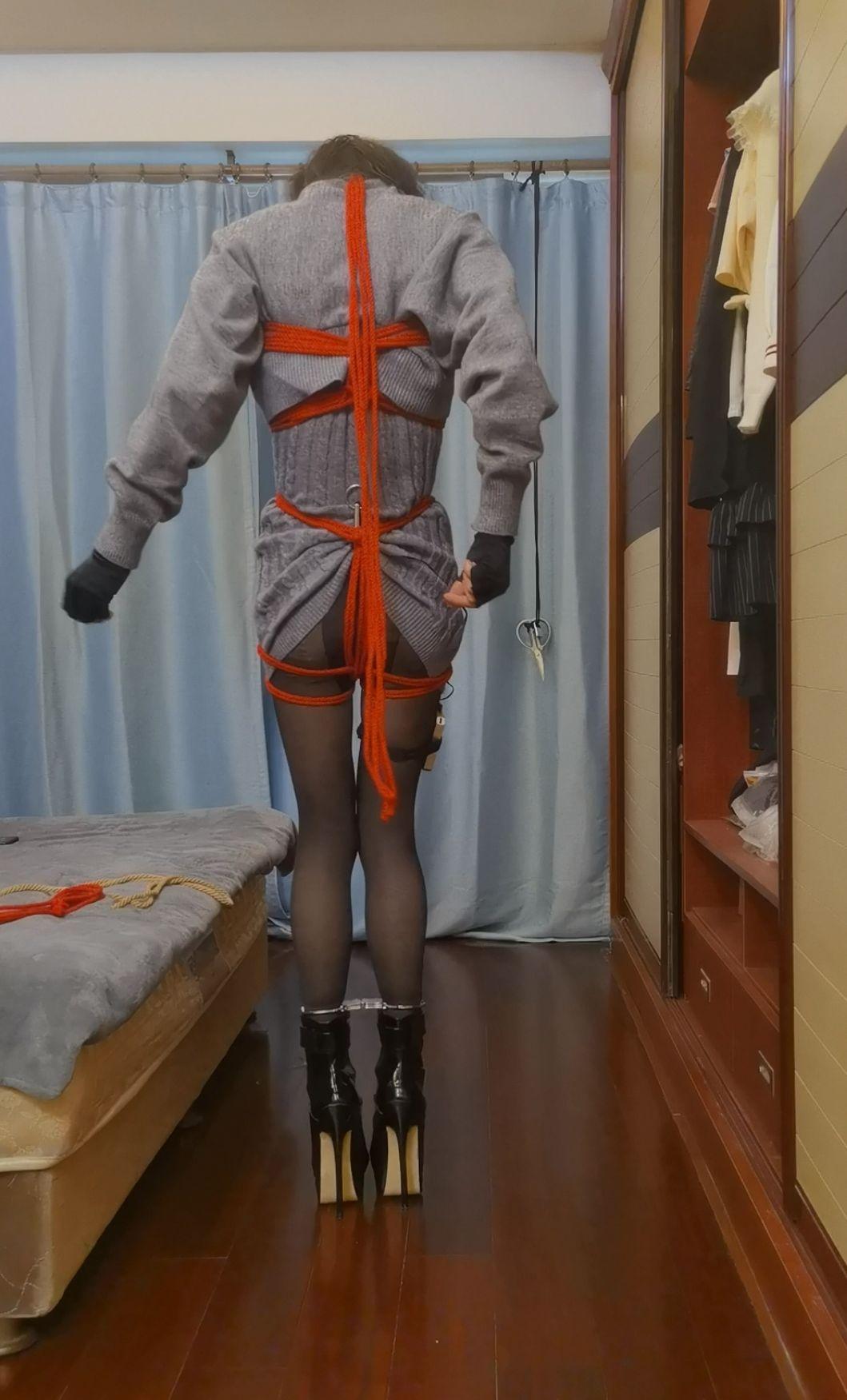 交叉手腕的超紧直臂自缚教程然后18cm高跟鞋电击钢钩拿钥匙打开剪刀-6 交叉手腕的超紧直臂自缚教程然后18cm高跟鞋电击钢钩拿钥匙打开剪刀-6