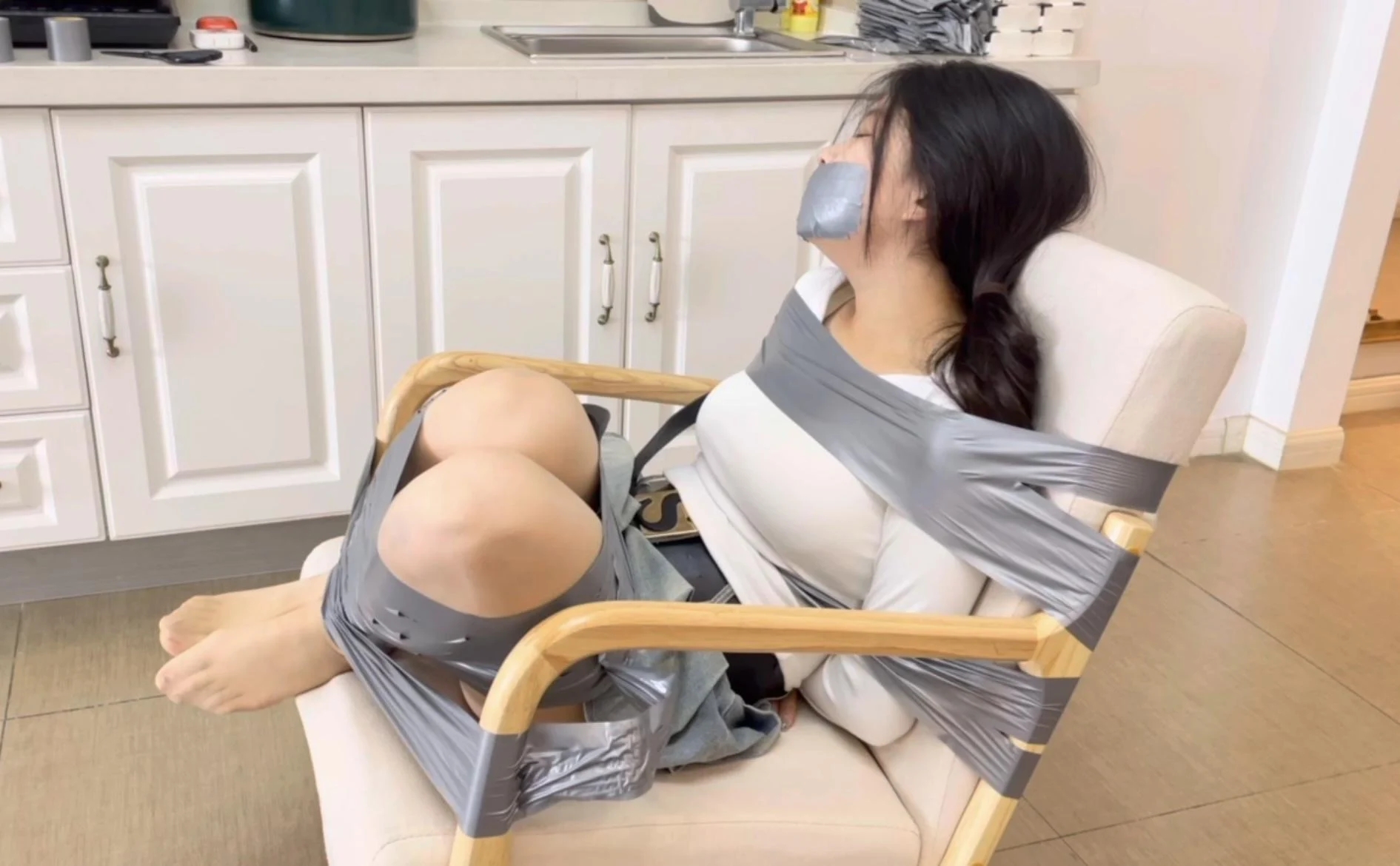 【小R】小R的胶带椅子缚，2种姿势，2种挣扎的-3
