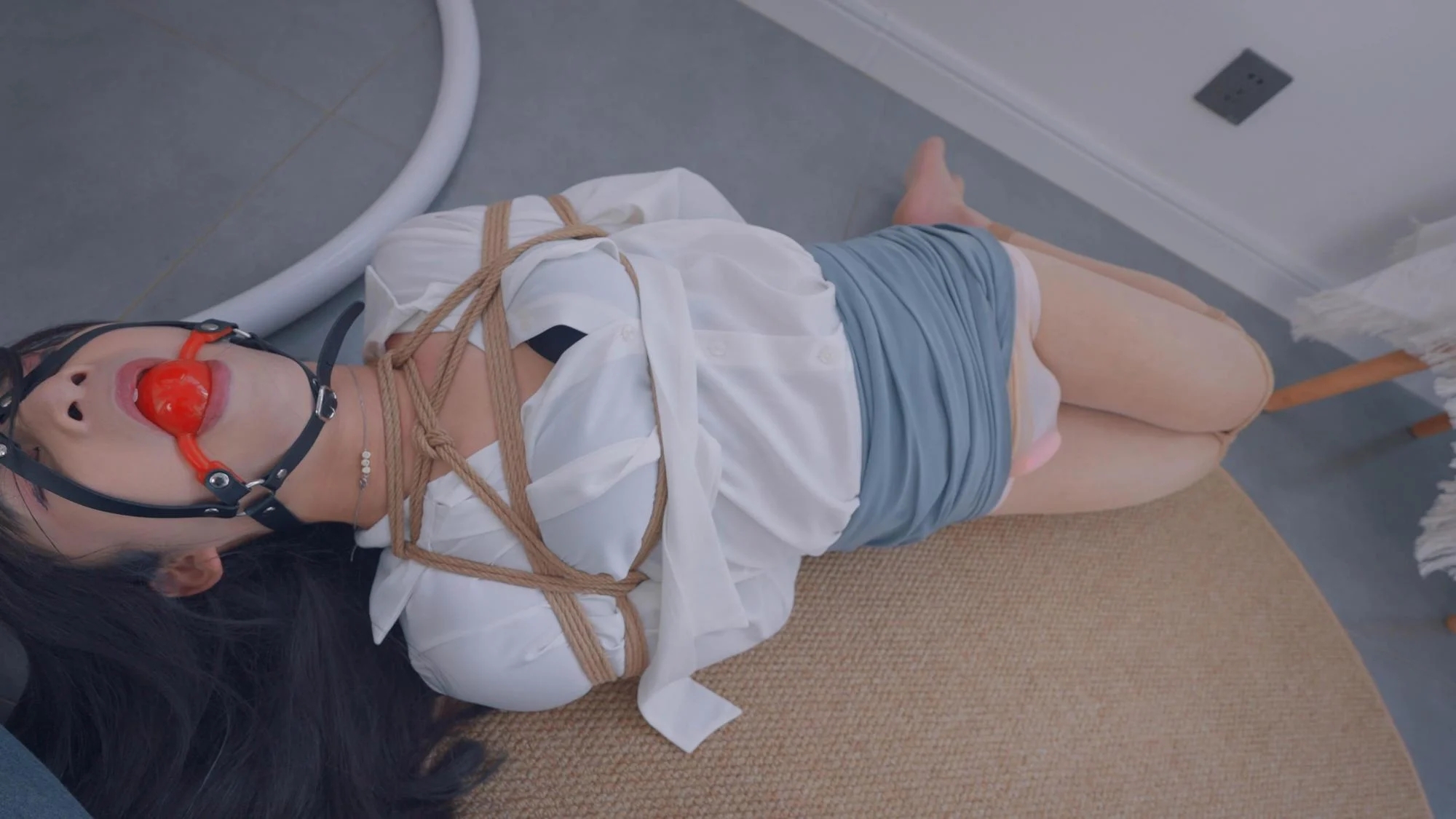 《沦为狗奴的小叶》1至5全集OL娇美男娘小叶，女装取个外卖，门没关紧，被小哥入室，遭遇捂晕捆绑，下面被小哥塞上跳弹玩弄，开关一开，小叶-3