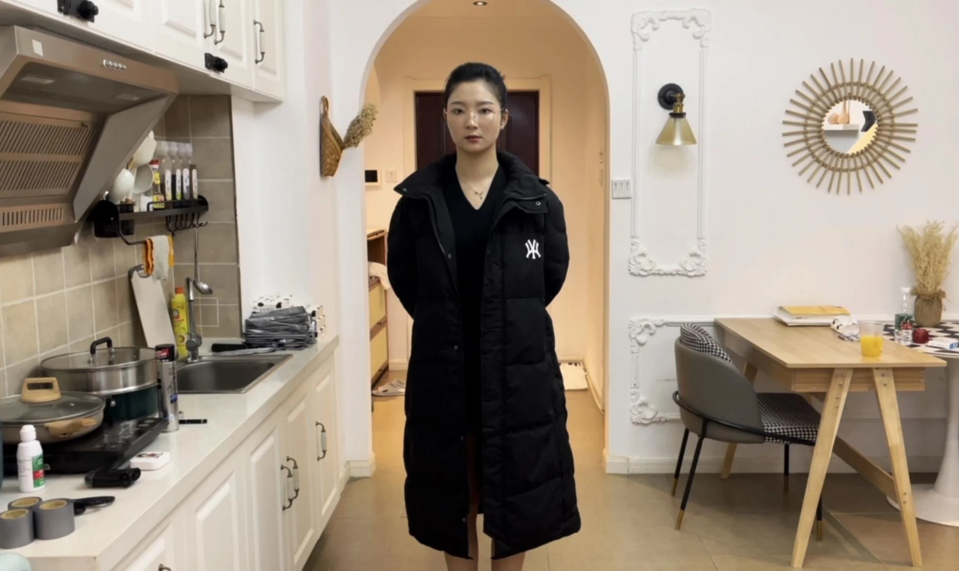 【小橙定拍】胶带羽绒服下的，捆绑与封嘴，小橙不错的挣扎度，依旧稳定发挥~-4