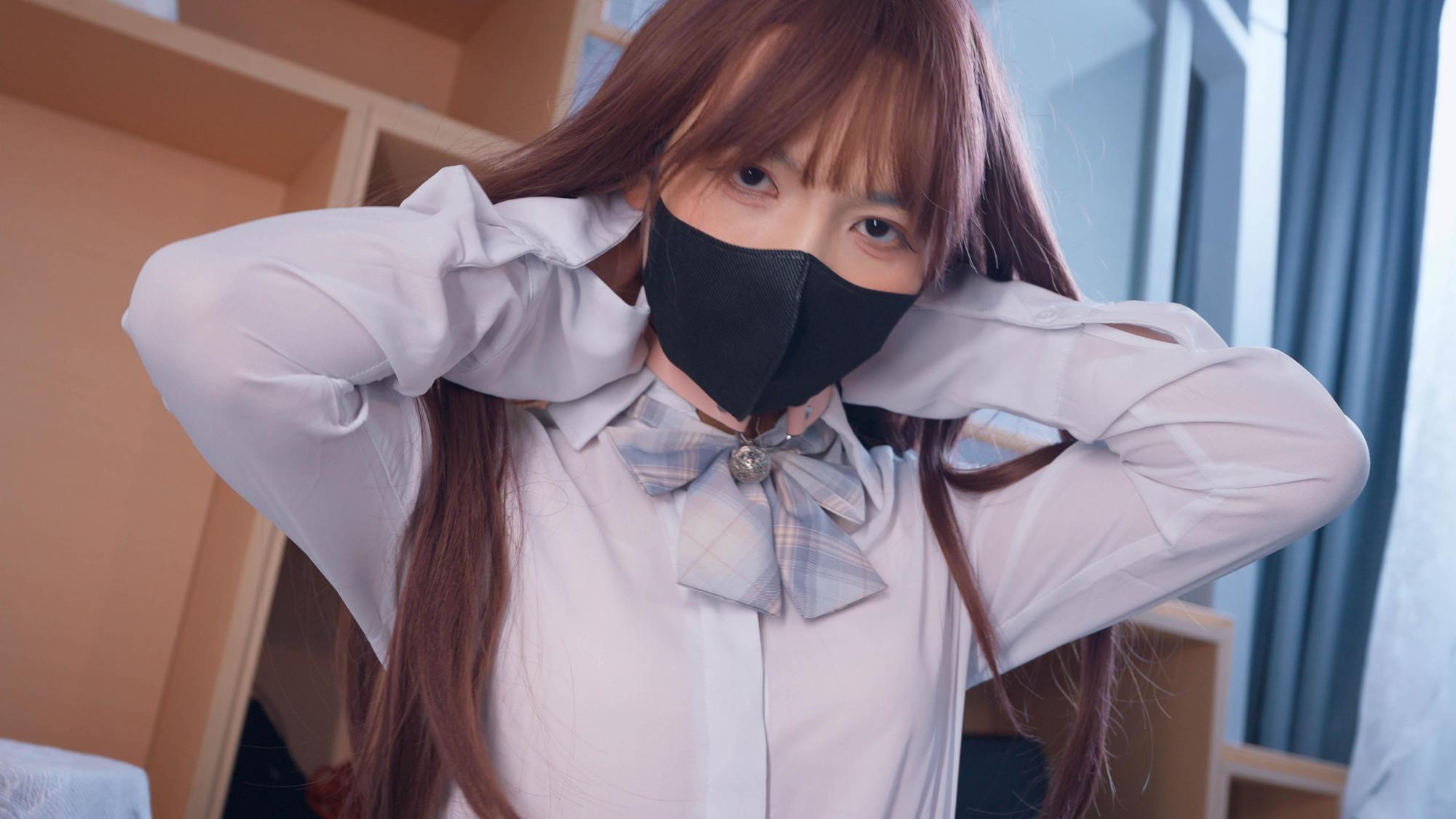 《圈养调教男娘小叶3》小叶化身JK少女，乖乖带上项圈，大腿根部贴上郊狼，让主人肆意遥控玩弄，郊狼的刺激让小叶只能在主人的腿间来回挣扎翻滚，疼痛让小叶只能跪下磕头向主人求饶-2