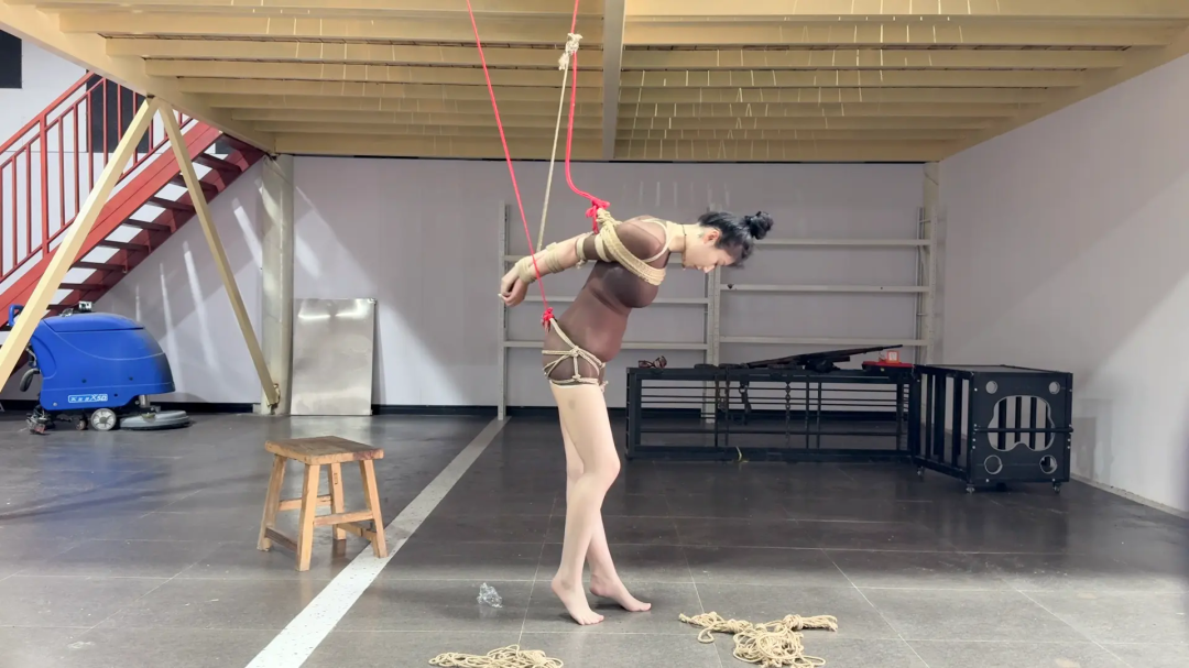 媚娘工作室-后高手接口水+倒吊惩罚-8