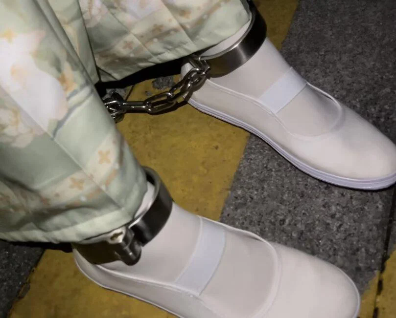 18岁女高的户外连体镣铐体验-白丝-白一带布鞋-6