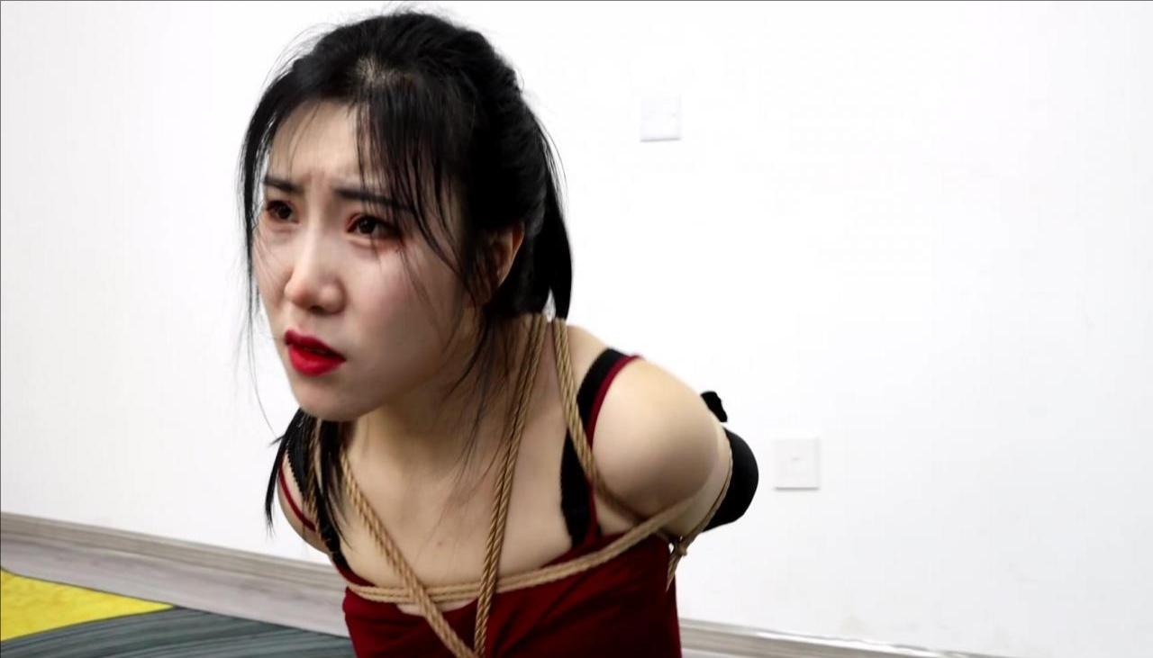 KING精彩定拍《性感女演员的奇怪面试01》黑丝吊带性感美女面试电影 却被要求捆绑堵嘴表演奇怪情节 剧情丰富有趣 电视剧演员级的表演，一部就可以看到多种情节-2