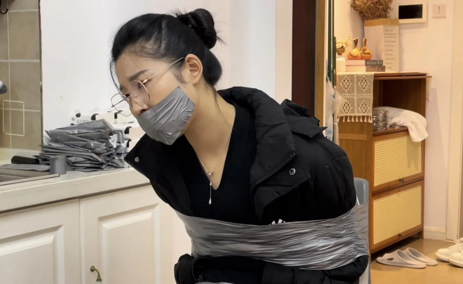 【小橙定拍】胶带羽绒服下的，捆绑与封嘴，小橙不错的挣扎度，依旧稳定发挥~-8